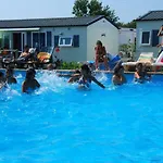 Comfortable Near With Shared Pool Tatil Evi