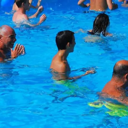Comfortable Near With Shared Pool Semesterbostad *