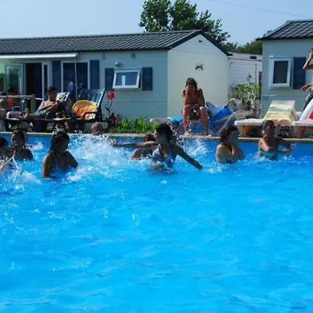 Comfortable Near With Shared Pool Hébergement de vacances