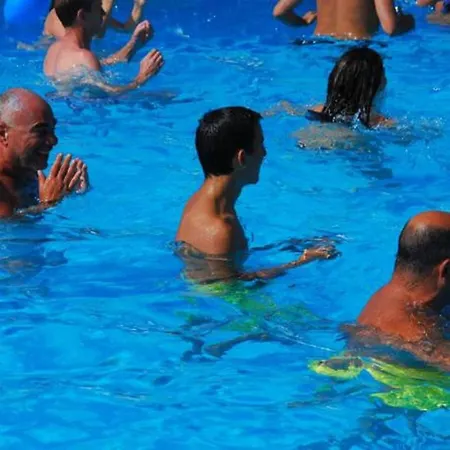 Comfortable Near With Shared Pool Semesterbostad *